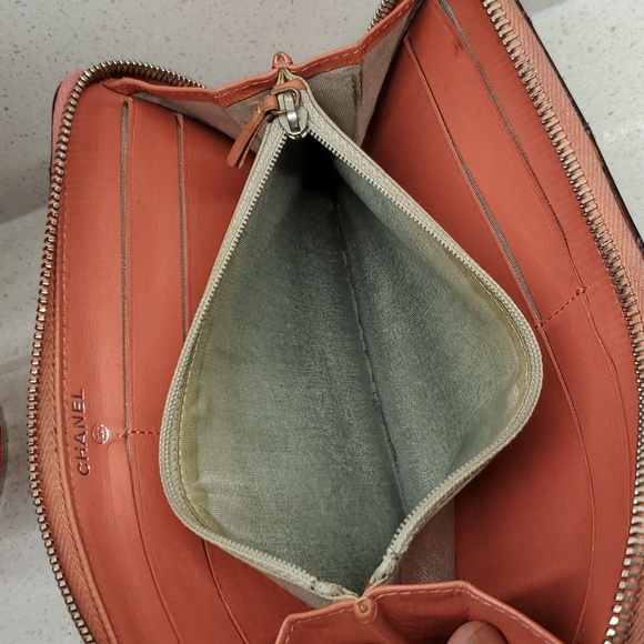 CHANEL shiny patent/quilted leather wallet - Picture 7 of 10